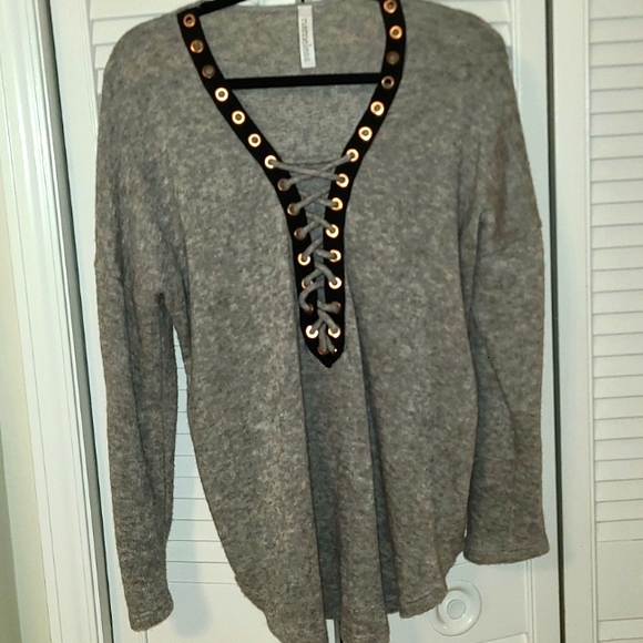 Elegant Grey long-sleeved sweater with lace up detail in the front - Picture 1 of 2
